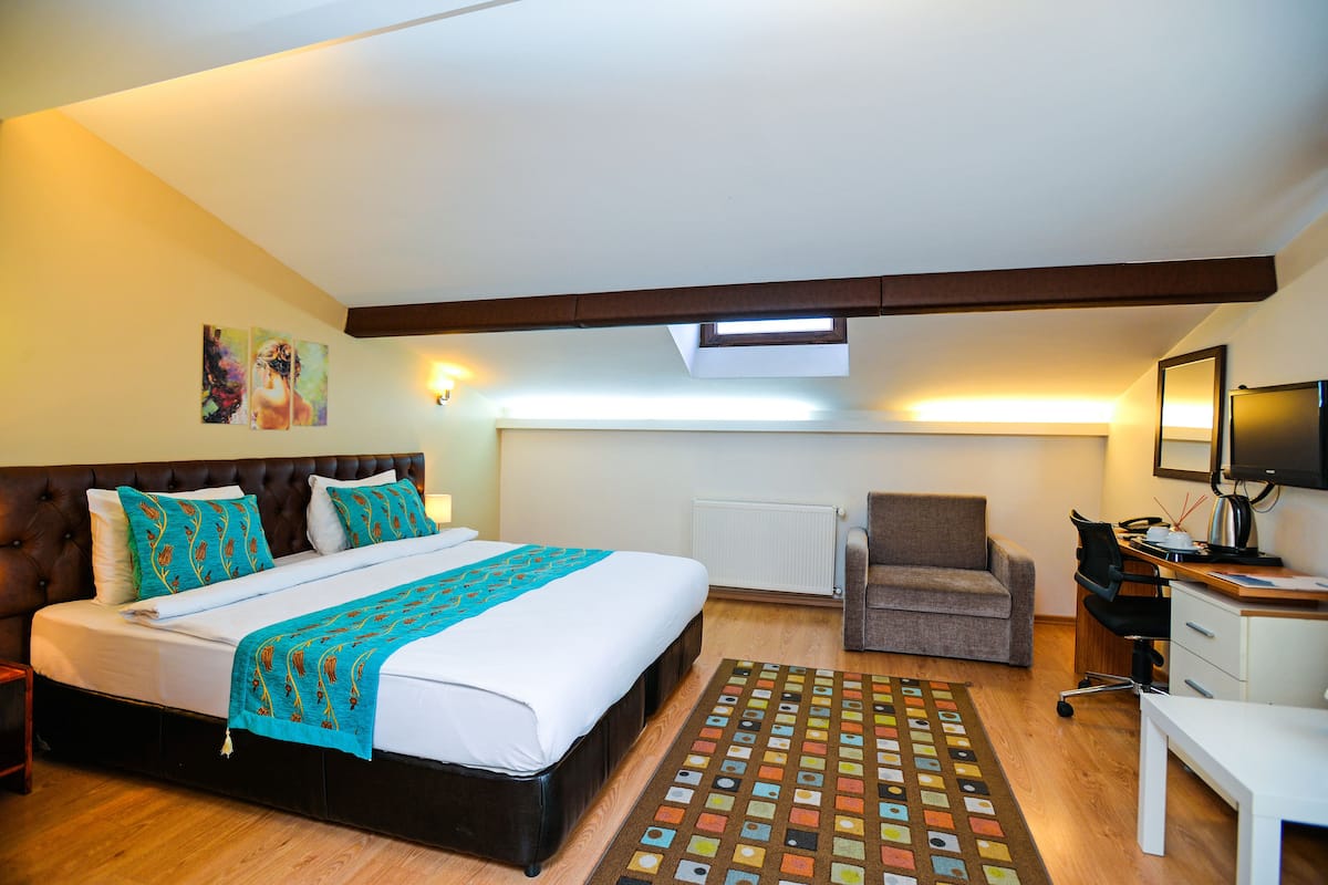 Luxe beddengoed, een kluis op de kamer, een bureau