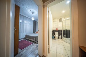 Familielejlighed | Badeværelse | Bruser, hårtørrer, hjemmesko, håndklæder