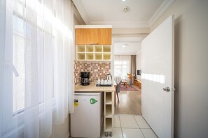 Fridge, microwave, coffee/tea maker, electric kettle - Feyza Apartments (Istanbul)