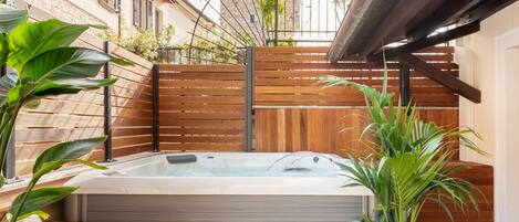 Deluxe kamer, 1 twee- of 2 eenpersoonsbedden | Luxe beddengoed, een kluis op de kamer, individueel gedecoreerd