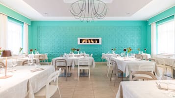 Aperto a colazione, pranzo e cena, con tavoli all'aperto