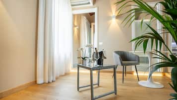 Luxury-Suite | Hochwertige Bettwaren, Zimmersafe, individuell dekoriert, Schreibtisch