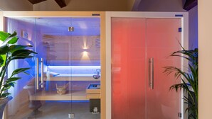 A modern room with a glass partition, a red door, and potted plants. - GG8 Hotel & Suite SPA (Gualdo Tadino)