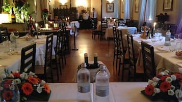 Servizio di colazione, pranzo e cena