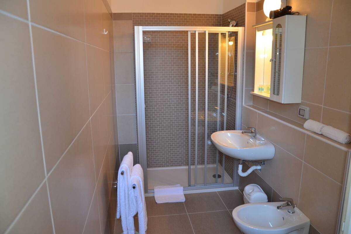 superior double room, garden view | bathroom | shower, free toiletries, hair dryer, bidet