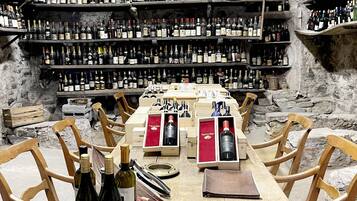 Serveert ontbijt, lunch, diner, Italiaanse gerechten, tuinzicht