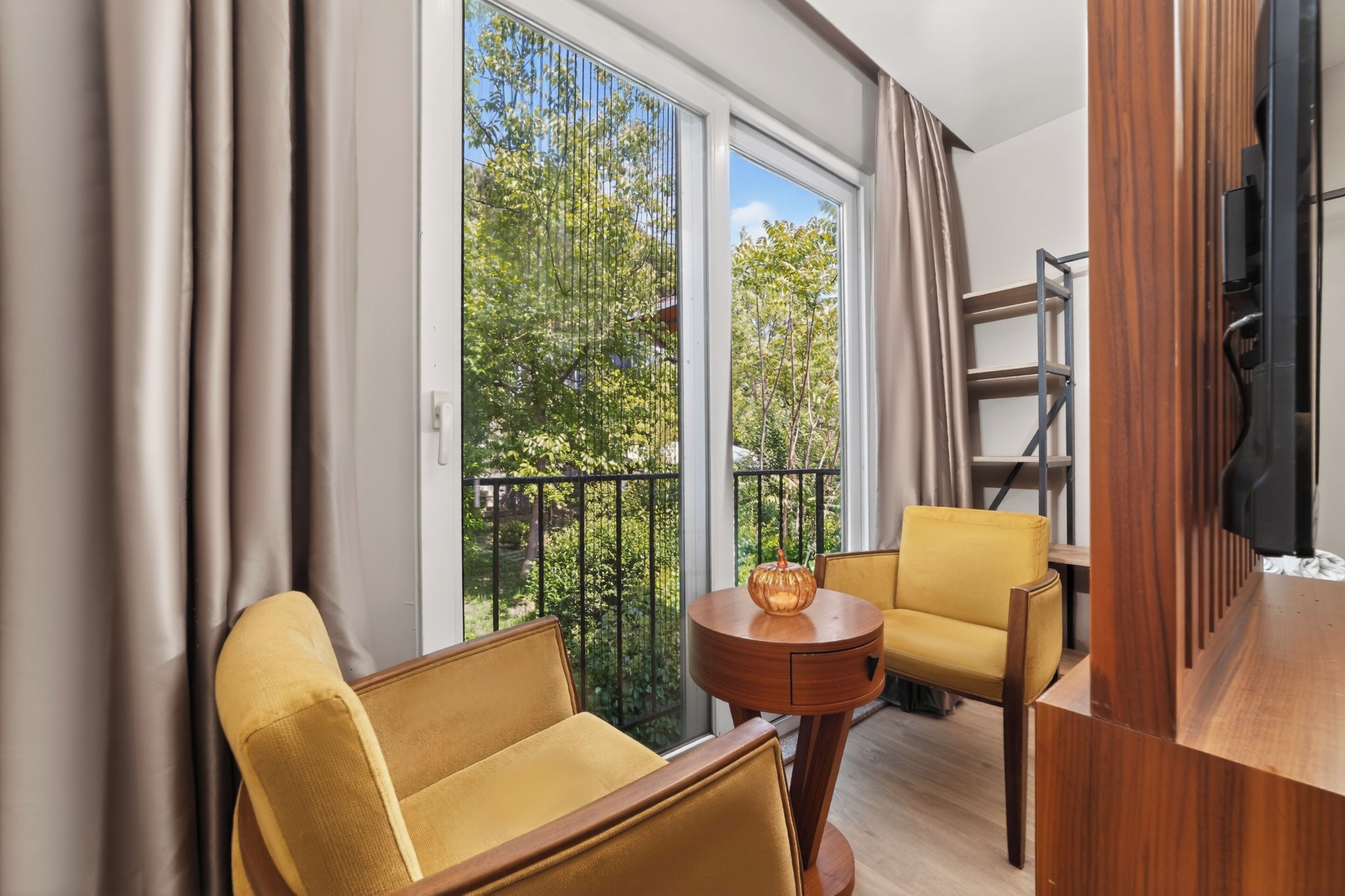 Family Suite | Minibar, in-room safe, soundproofing, iron/ironing board