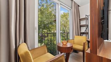 Family Suite | Minibar, in-room safe, soundproofing, iron/ironing board