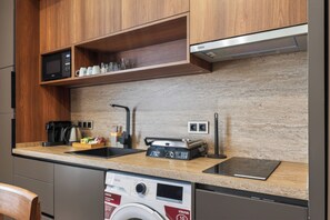 Family Suite | Private kitchen | Microwave, stovetop, dishwasher, coffee/tea maker - Taksim Premium Residence (Istanbul)