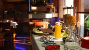 A breakfast buffet with various food items and beverages. - Hotel Aeroporto (Maia)