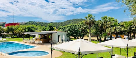 Piscine extérieure (ouverte en saison), chaises longues