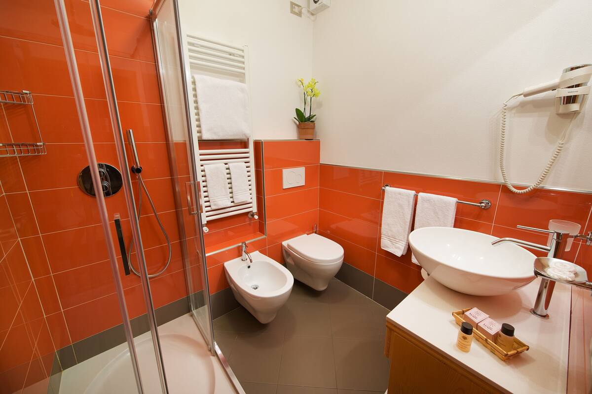 comfort double or twin room | bathroom | shower, free toiletries, hair dryer, slippers