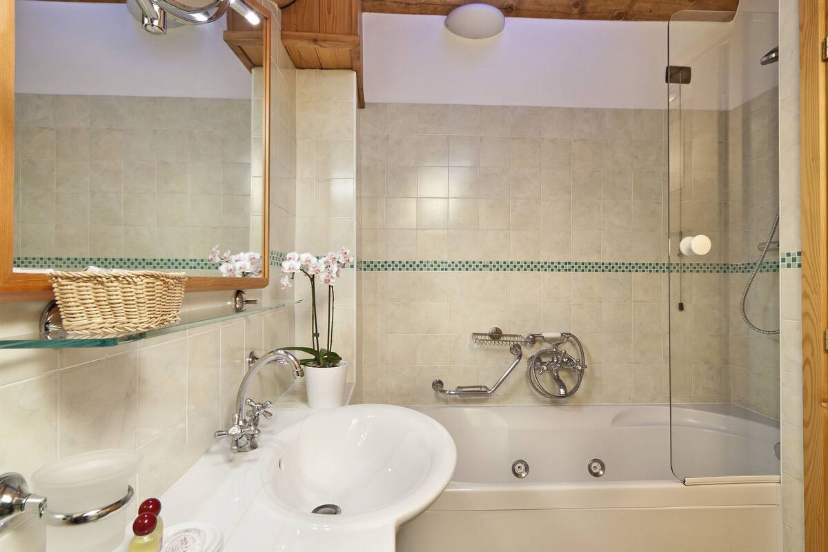 superior double room, balcony | bathroom | shower, free toiletries, hair dryer, slippers