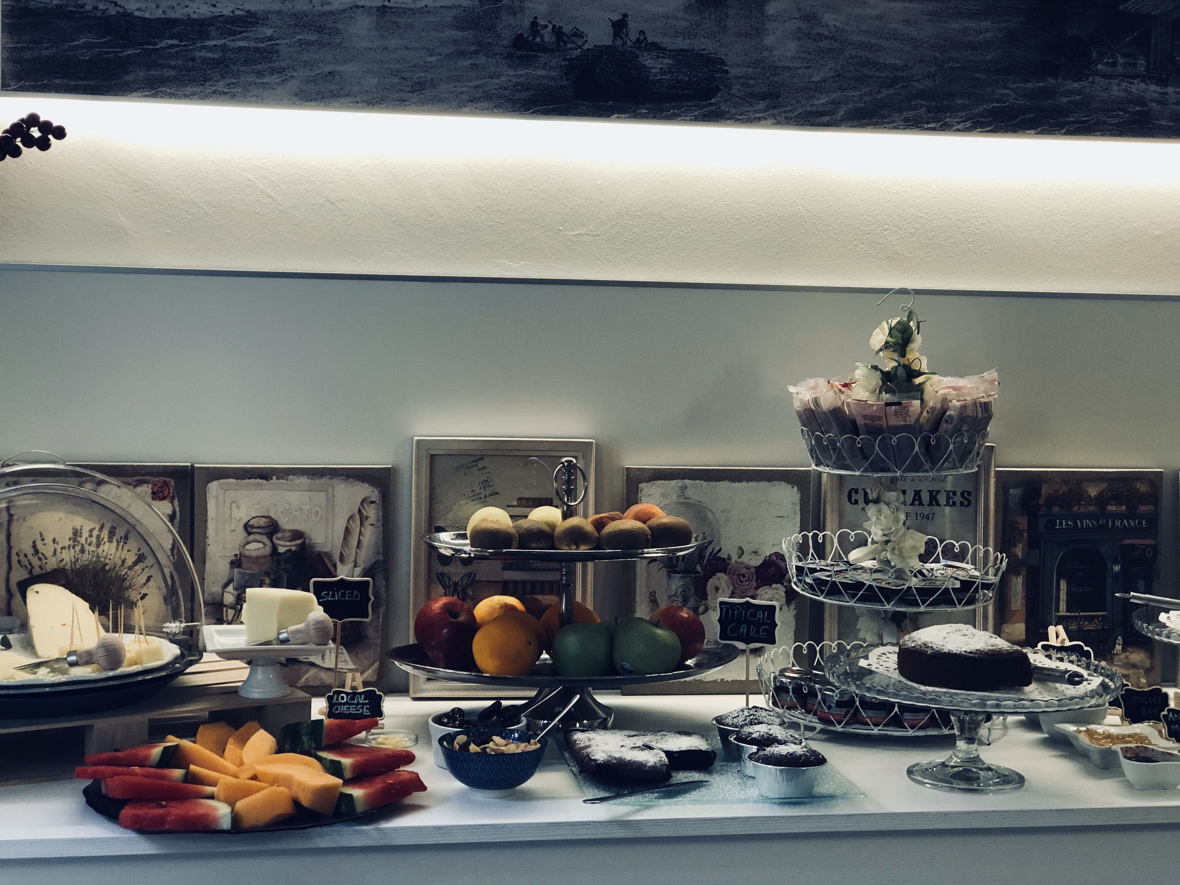 Petit déjeuner buffet (10 EUR par personne)