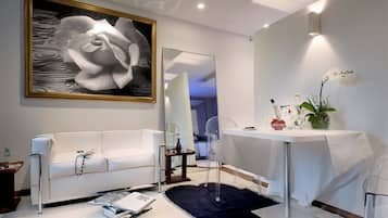 Suite Deluxe, vista a la ciudad | Área de sala de estar | Televisión de pantalla plana