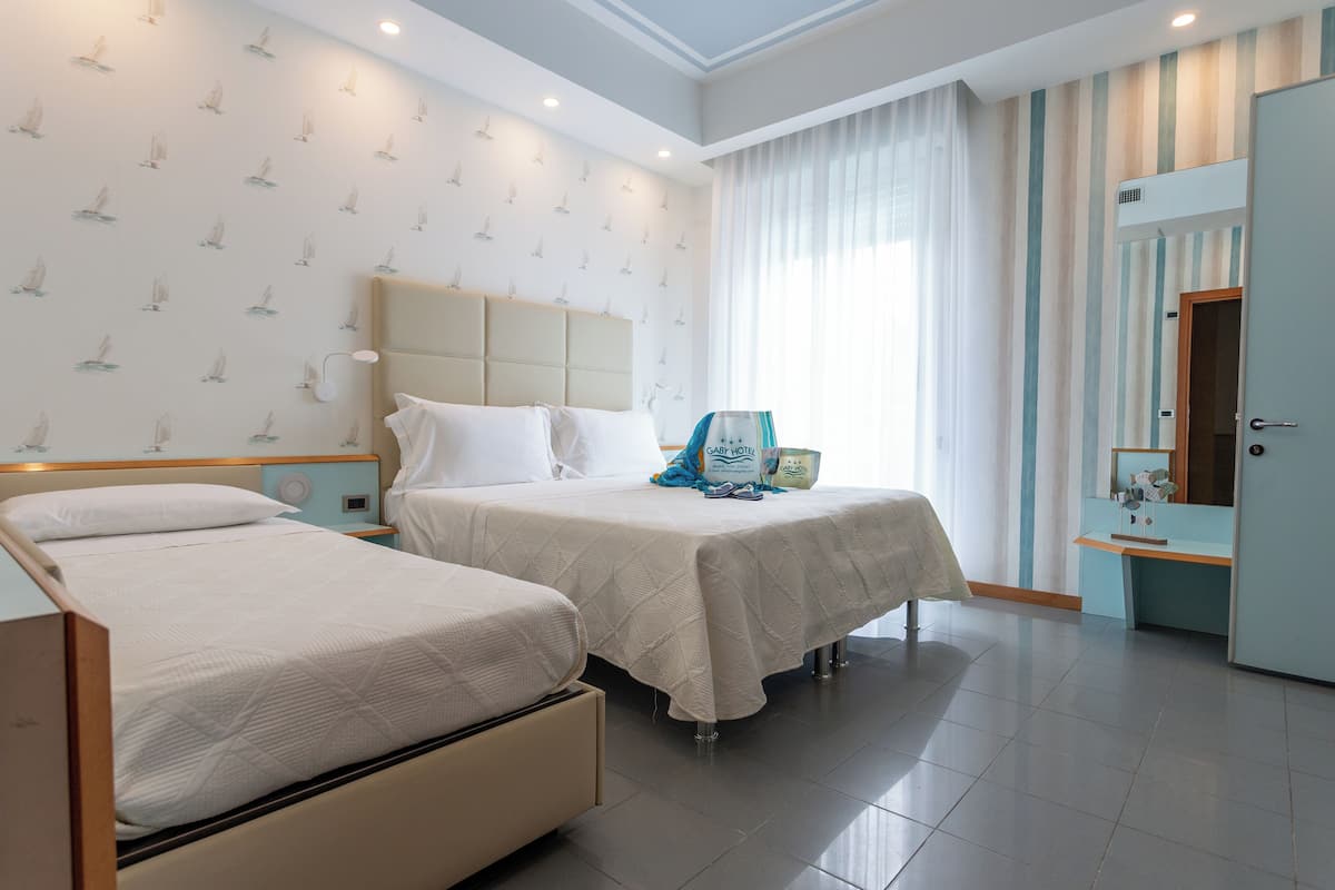 Superior Triple Room | Bar mini, peti besi dalam bilik, meja, ruang kerja komputer riba