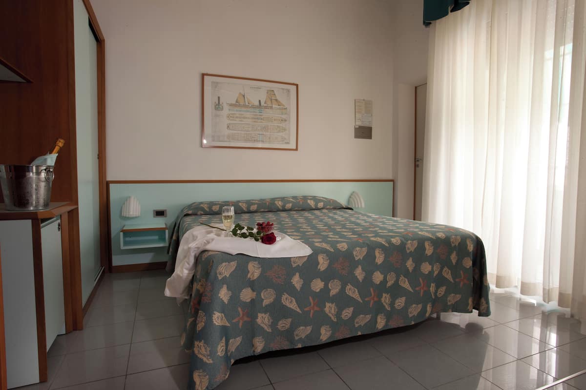 Camera Classic con letto matrimoniale o 2 letti singoli | 迷你吧、客房内保险箱、办公桌、笔记本电脑工作区