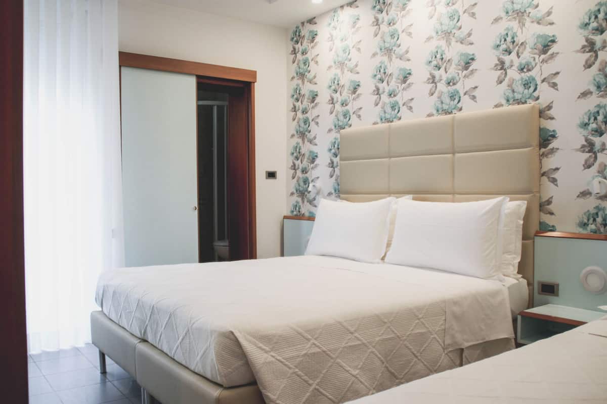 Superior Double Room | Bar mini, peti besi dalam bilik, meja, ruang kerja komputer riba