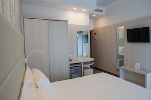 Minibar, in-room safe, desk, laptop workspace - Gaby (Rimini)