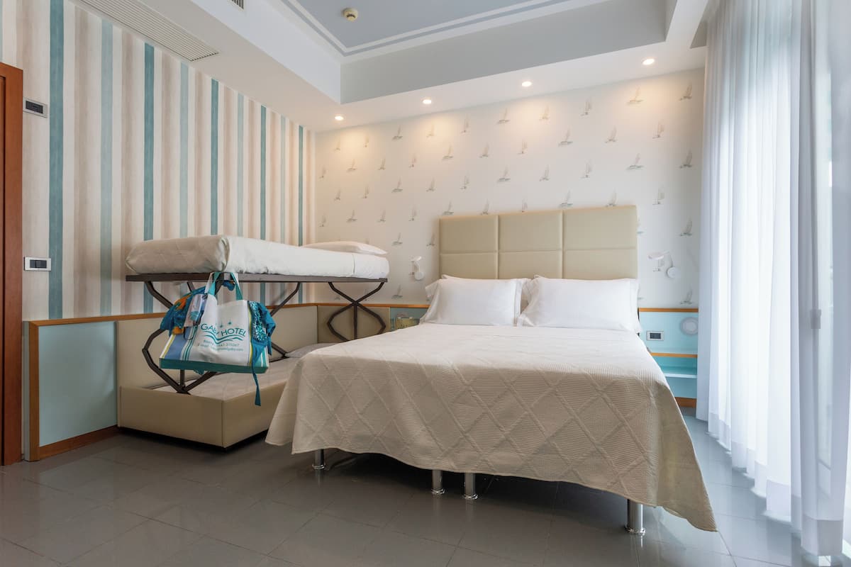 Superior Quadruple Room | Bar mini, peti besi dalam bilik, meja, ruang kerja komputer riba