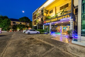 Front of property - evening/night - Gulf Siam Hotel (Pattaya)