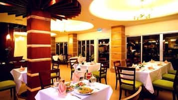 Breakfast, lunch, dinner served; pool views