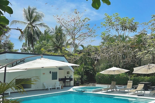 Utomhuspool, parasoller och solstolar