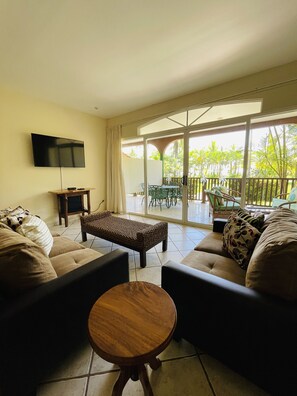 Beachfront Suite | Living room