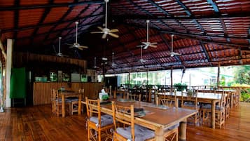 Melayani sarapan dan makan malam dengan pemandangan pantai 