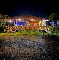 供应早餐和晚餐，国际美食，海滩景观