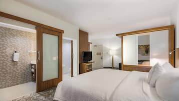 Escritorio, cortinas blackout y tabla de planchar con plancha