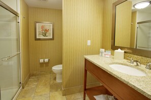 Satu Tempat Tidur King | Kamar mandi | Perlengkapan mandi gratis, pengering rambut,  dan handuk