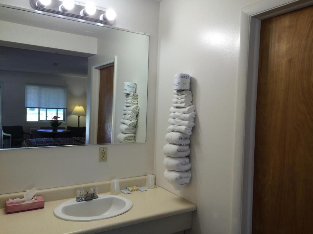Economy Double Room | Bathroom | Shower, hair dryer, towels