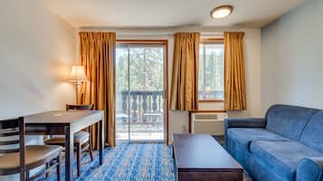 Rom – comfort, 1 queensize-seng, elveutsikt | Strykejern/-brett og sengetøy