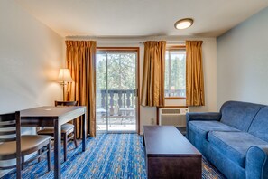 Standard Room ,1 Queen Bed, River View Balcony | Iron/ironing board, bed sheets - Alpine Rivers Inn (Leavenworth)