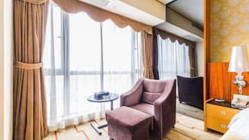 Minibar, caja de seguridad en la habitación y despertador