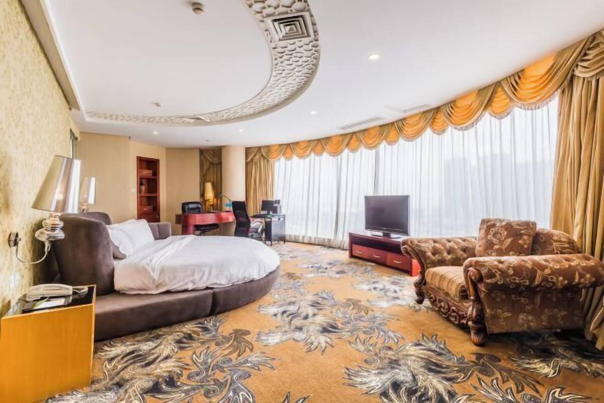 Minibar, in-room safe, alarm clocks