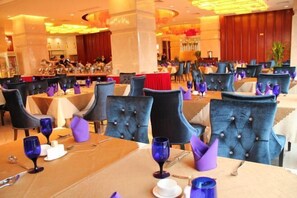 Breakfast, lunch, dinner served; Chinese cuisine  - Huifeng Holiday Hotel (Foshan)