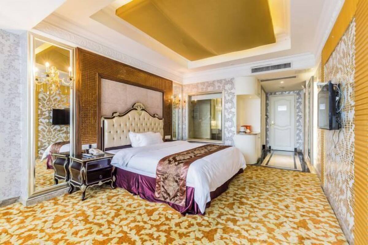 Minibar, in-room safe, alarm clocks