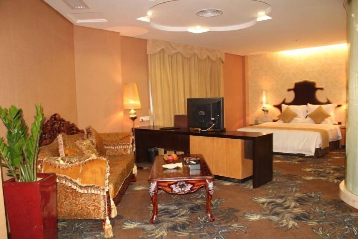 Minibar, in-room safe, alarm clocks