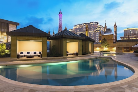 Outdoor pool, pool umbrellas, sun loungers