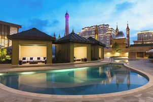 Outdoor pool, pool umbrellas, sun loungers