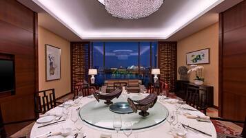 2 restaurants; breakfast, lunch, and dinner served
