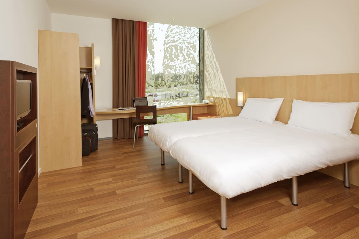 Desk, soundproofing, iron/ironing board, free WiFi