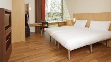 Kamer, 1 tweepersoonsbed (for 1 or 2 persons) | Een bureau, geluiddichte muren, een strijkplank/strijkijzer, gratis wifi