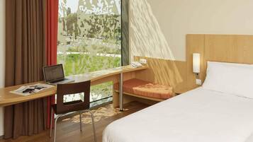 Desk, soundproofing, iron/ironing board, free WiFi