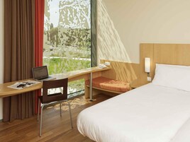 Desk, soundproofing, iron/ironing board, free WiFi