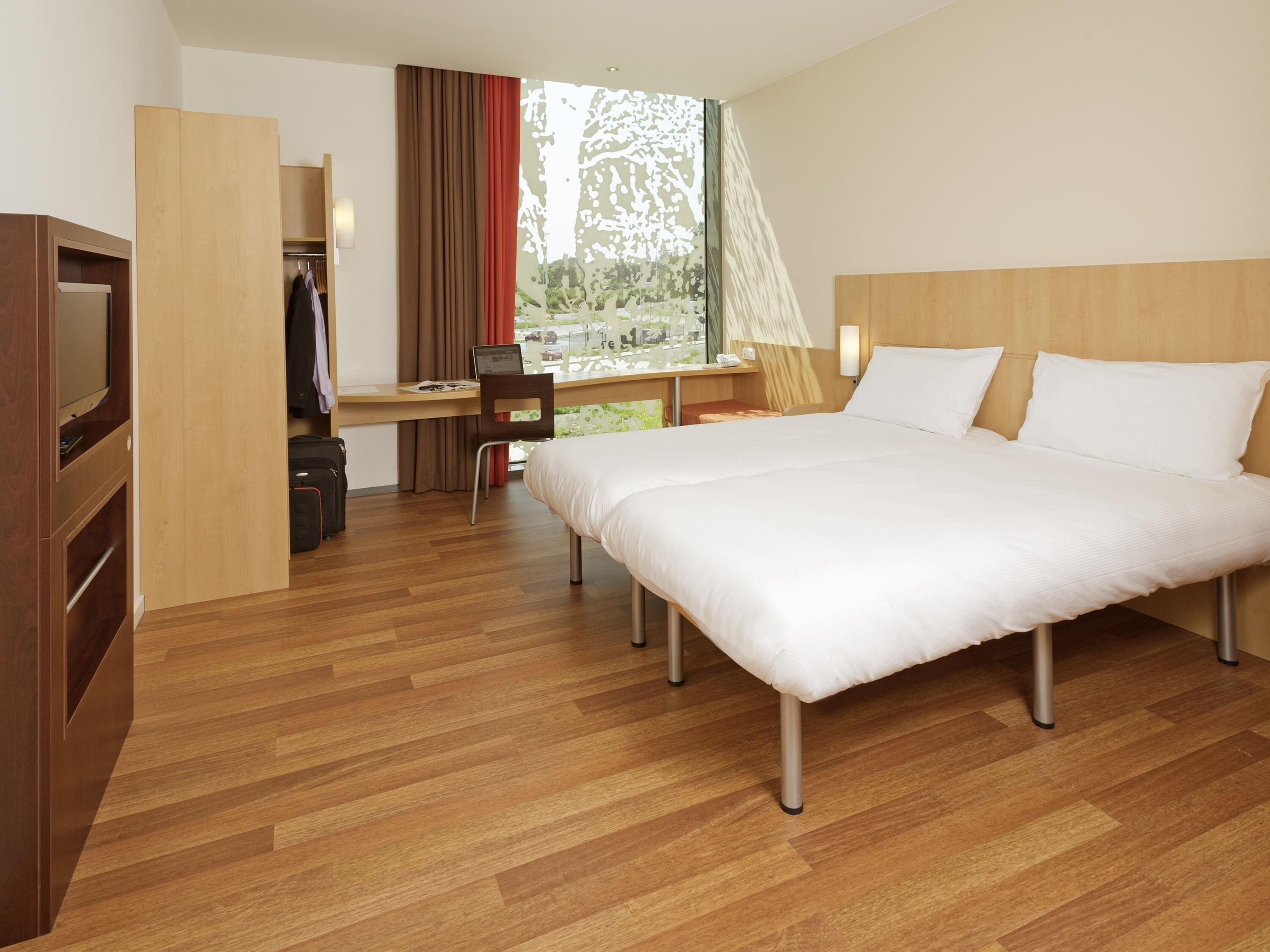 Zimmer, 1 Doppelbett (for 1 or 2 persons) | Schreibtisch, schallisolierte Zimmer, Bügeleisen/Bügelbrett