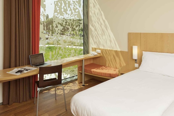 Een bureau, geluiddichte muren, een strijkplank/strijkijzer, gratis wifi