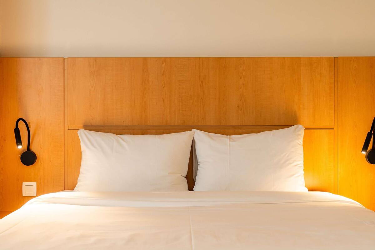 Quarto, 1 cama de casal (for 1 or 2 persons) | Escrivaninha, quartos à prova de som, ferros/tábuas de passar roupa